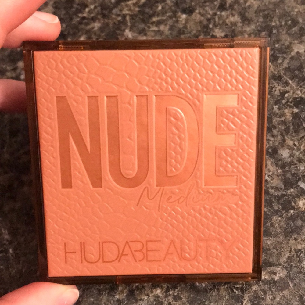 HUDA beauty medium nude palette